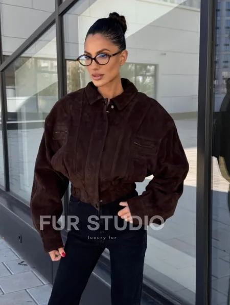 Женская короткая натуральная замшевая куртка - цвет коричневый - фото 13