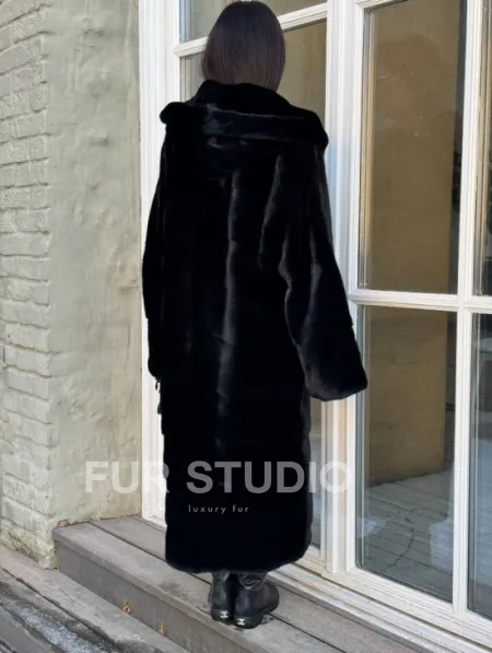 Шуба кимоно с капюшоном черного цвета из скандинавской норки Saga Furs - фото 3