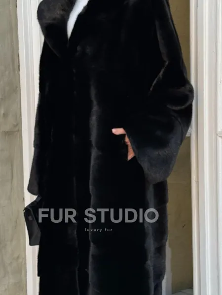 Шуба кимоно с капюшоном черного цвета из скандинавской норки Saga Furs - фото 1