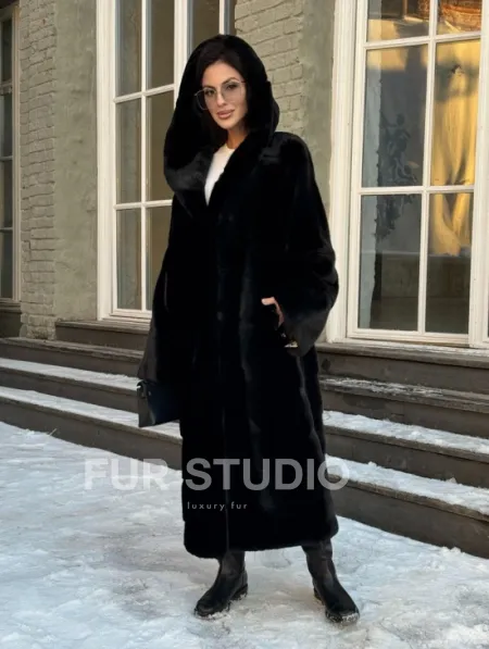 Шуба кимоно с капюшоном черного цвета из скандинавской норки Saga Furs - фото 0