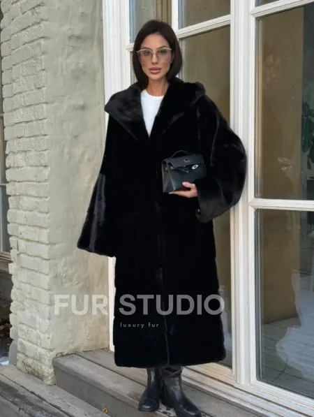Шуба кимоно с капюшоном черного цвета из скандинавской норки Saga Furs - фото 6