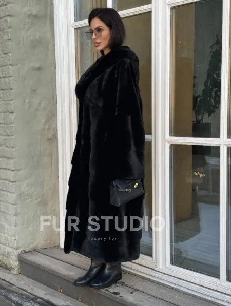 Шуба кимоно с капюшоном черного цвета из скандинавской норки Saga Furs - фото 4