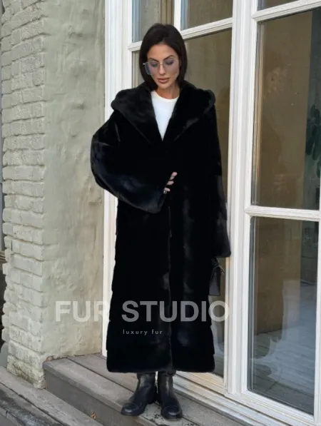 Шуба кимоно с капюшоном черного цвета из скандинавской норки Saga Furs - фото 7