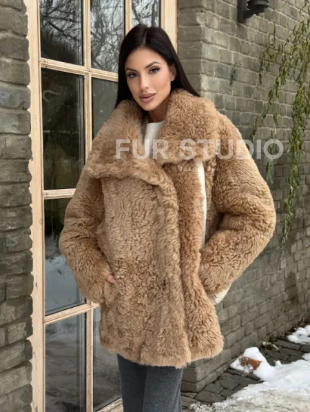 Шуба - дубленка из овчины в бежевом цвете - фото 9