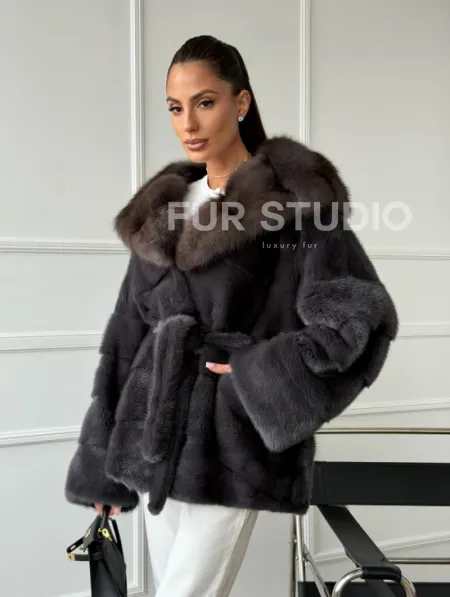 Графитовая шуба с капюшоном из куницы - фото 10