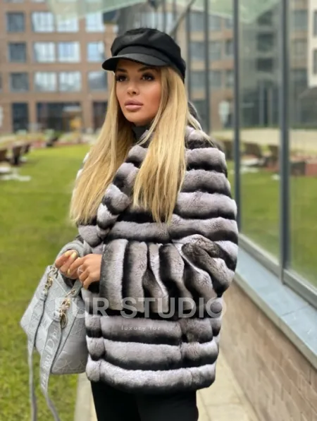 Укороченная шиншилловая шуба из меха орилага - фото 1