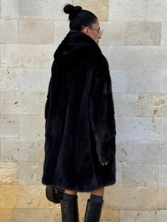 Шуба из аукционной норки с капюшоном роспуск - цвет уголь - фото 12