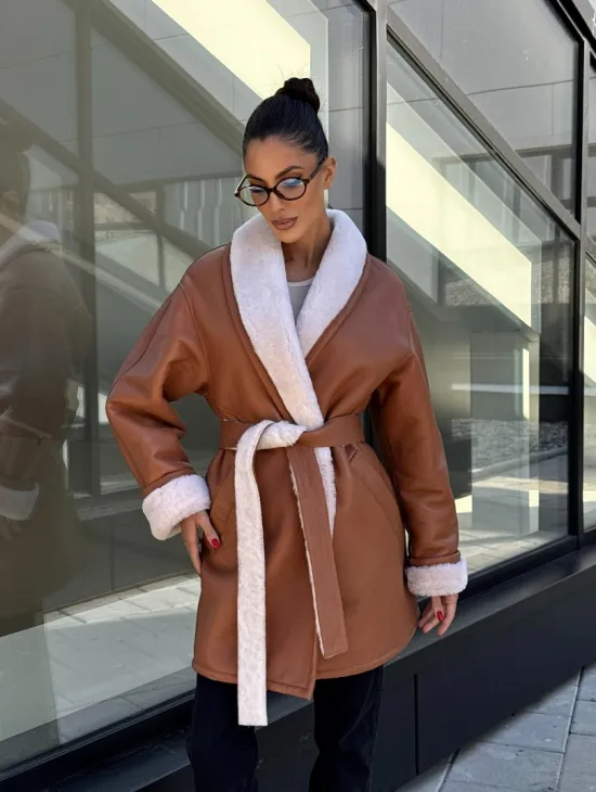 Женская дублёнка на запах с поясом - цвет кэмел - фото 9