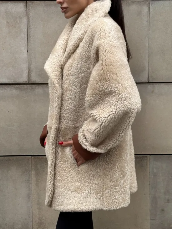 Двусторонняя женская дубленка из натуральной кожи с воротником шаль, на пуговицах - фото 3