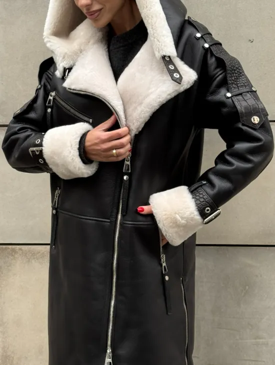 Черная удлиненная дубленка авиатор  с капюшоном на белой овчине - фото 6