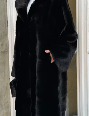 Шуба кимоно с капюшоном черного цвета из скандинавской норки Saga Furs - фото 1