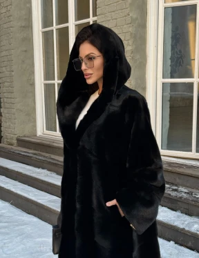 Шуба кимоно с капюшоном черного цвета из скандинавской норки Saga Furs - фото 2