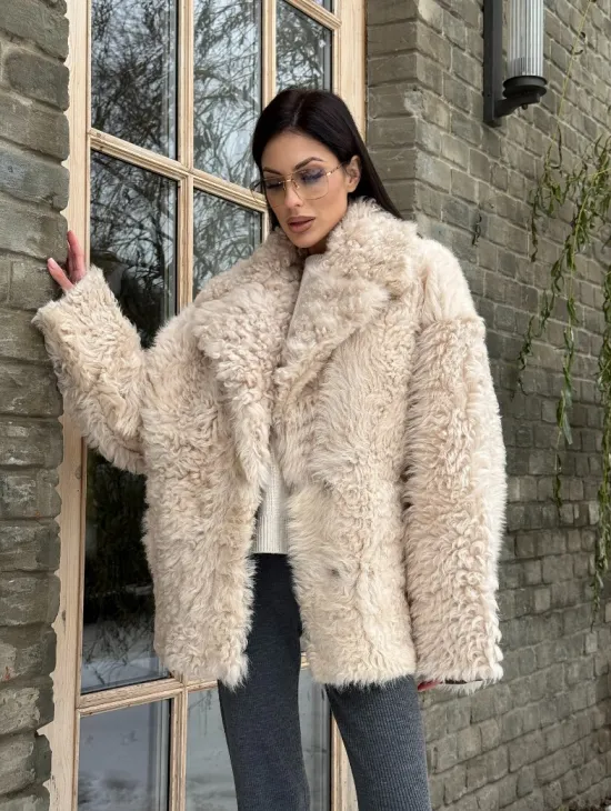 Светлая короткая шуба из испанской овчины - фото 12