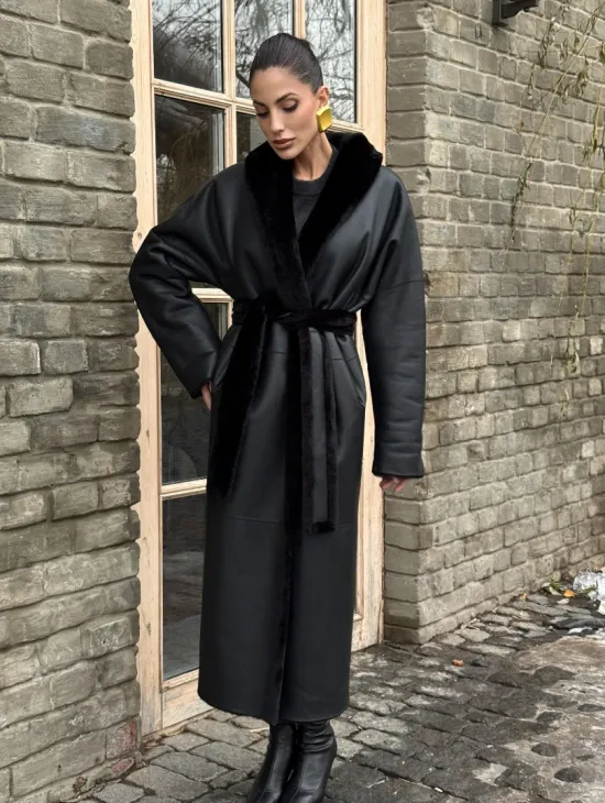 Двусторонняя модная дублёнка на запах из меха мериноса - фото 9