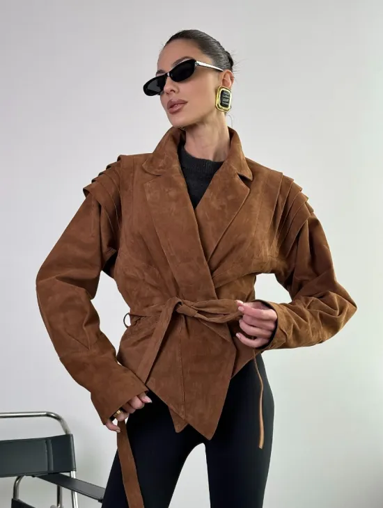 Модная приталенная куртка с плечиками - крылышками из замши Camel - фото 3