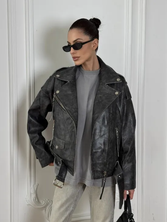 Косуха из натуральной серой кожи с эффектом винтажа и декоративными кнопками по краям воротника - фото 0