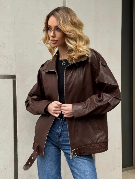 Коричневая кожаная курточка - бомбер на молнии - фото 7