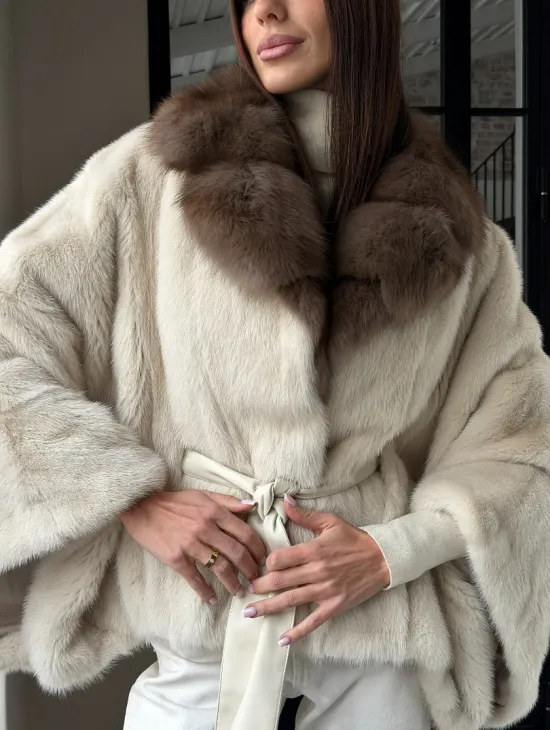 Светлое норковое пончо с воротником из куницы - фото 7