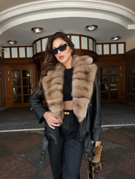 Кожаная куртка под рептилию с воротником из меха куницы - фото 0
