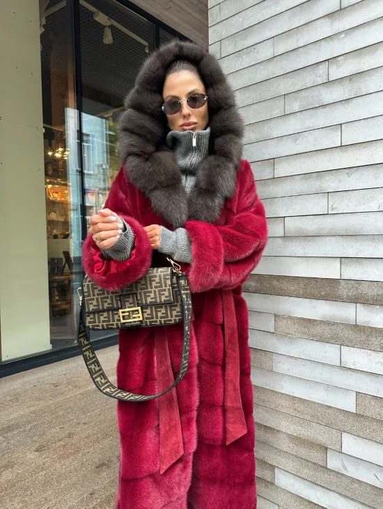 Длинная норковая шуба с капюшоном куница - фото 11