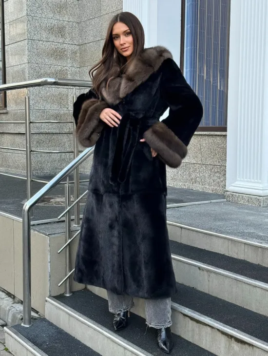 Черная шуба из меха SAGA FURS с отделкой из куницы - фото 5