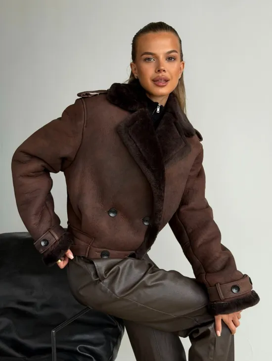 Двубортная короткая дубленка - фото 9