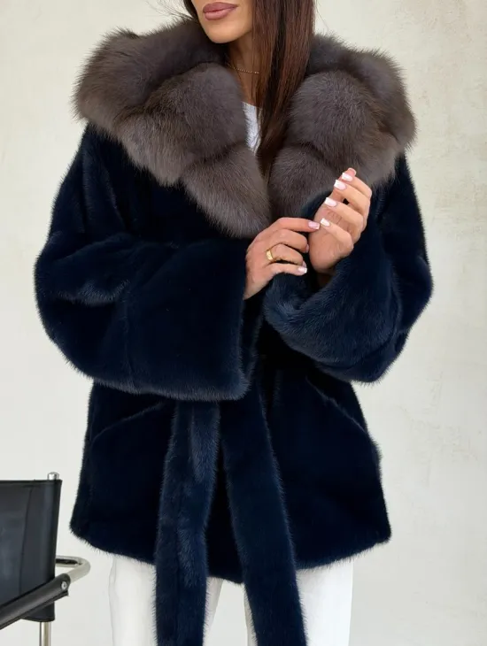 Норковый полушубок синего цвета с капюшоном куница - фото 4