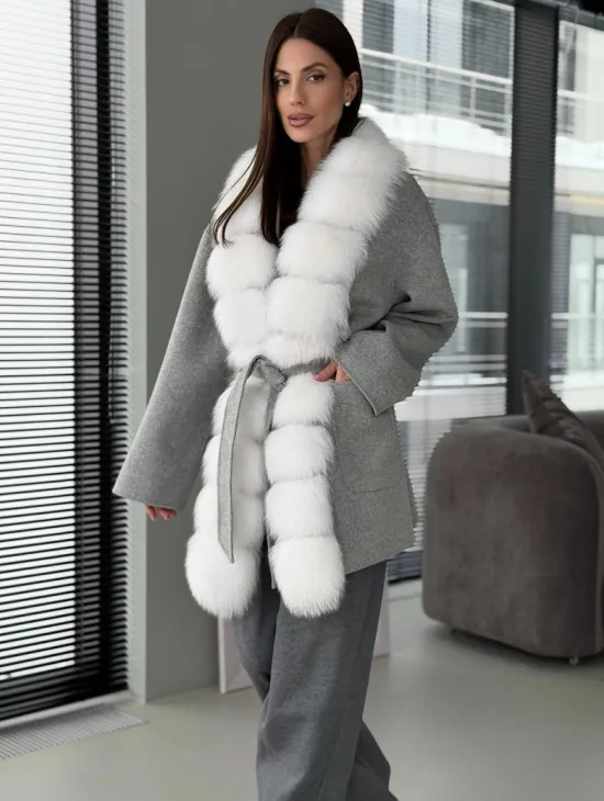 Серое пальто с меховым воротником - фото 10