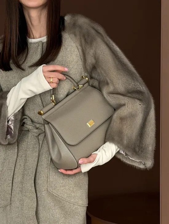 Женское пальто с меховыми рукавами из норки - фото 1