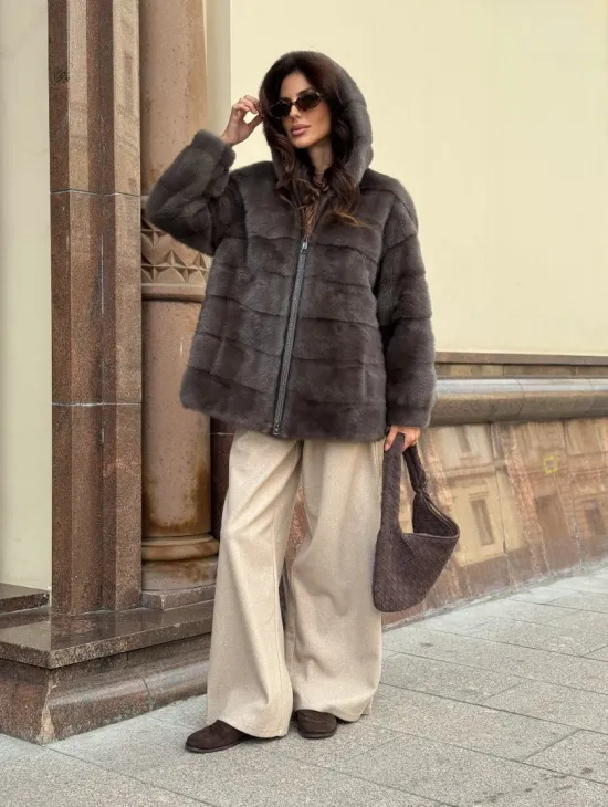 Бомбер из меха норки с капюшоном - цвет мокко - фото 9