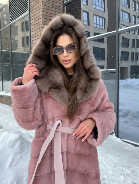 Длинная норковая шуба с капюшоном из меха куницы - цвет пудра - фото 2